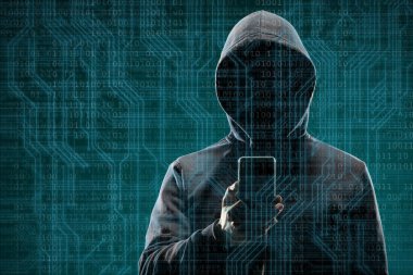Soyut dijital arkaplan üzerinde akıllı telefonu olan isimsiz bir bilgisayar korsanı. Maske ve kapüşonlu karanlık yüz. Veri hırsızlığı, internet saldırısı, darknet dolandırıcılığı, tehlikeli virüsler ve siber güvenlik