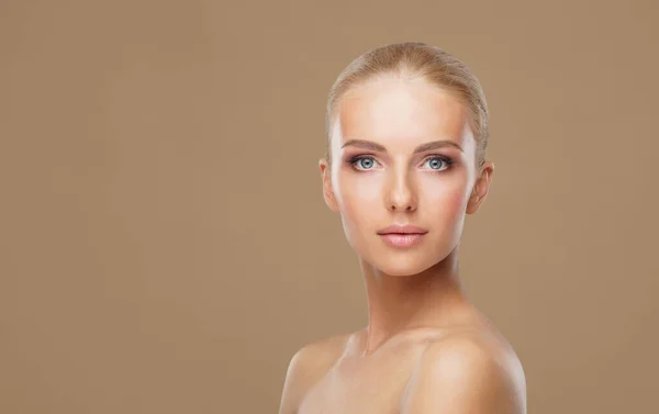Vonzó Arca Gyönyörű Lány Közeli Portréja Egészséges Bőrápolás Kozmetikumok Smink — Stock Fotó