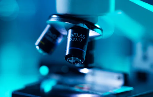 Tudományos Mikroszkóp Közelsége Kórházi Laboratórium Járványbetegség Egészségügyi Ellátás Vakcinakutatás Koronavírus — Stock Fotó