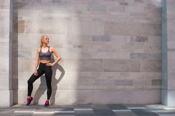スポーツウェアのトレーニング屋外で魅力的な女性 スポーツ ジョギング 健康的でアクティブなライフスタイルのコンセプト — ストック写真