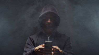 Bilgisayar korsanı hoodie portresi. Gizlenmiş karanlık yüzü. Veri hırsız, internet dolandırıcılık, darknet ve siber güvenlik kavramı.