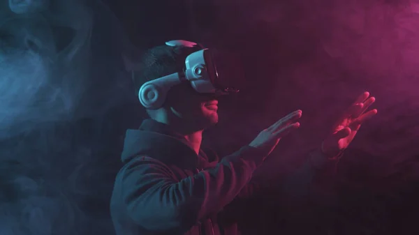 Portret Van Een Man Met Een Virtual Reality Helm Verkregen — Stockfoto