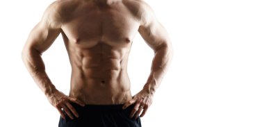 Beyaz arka plan üzerinde güçlü, zinde ve sportif vücut geliştirmeci adam. Spor ve fitness konsepti.