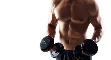 Beyaz arka plan üzerinde güçlü, zinde ve sportif vücut geliştirmeci adam. Spor ve fitness konsepti.