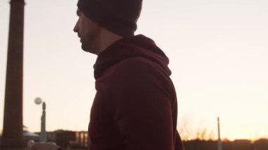 Genç adam dışarıda akşam eğitimi alıyor. Şehir günbatımı geçmişi. Spor, spor ve spor konsepti.