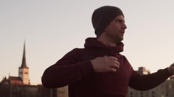 屋外で夜の訓練を受けている若者 都市の日没の背景 フィットネスとスポーツのコンセプト — ストック動画