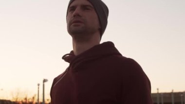 Genç adam dışarıda akşam eğitimi alıyor. Şehir günbatımı geçmişi. Spor ve spor konsepti.