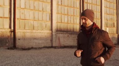 Genç adam dışarıda akşam eğitimi alıyor. Şehir günbatımı geçmişi. Spor, spor ve spor konsepti.