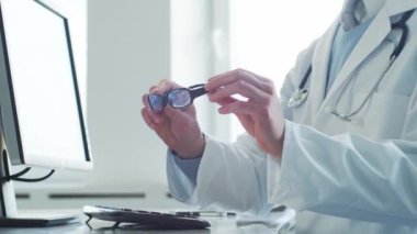 Hastane ofisinde çalışan profesyonel tıp doktoru bilgisayar teknolojisi kullanıyor. Tıp ve sağlık hizmetleri kavramı.