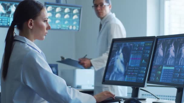 Hastane Ofisinde Çalışan Profesyonel Tıp Doktorları Bilgisayar Araştırması Yapıyor Tıp — Stok video