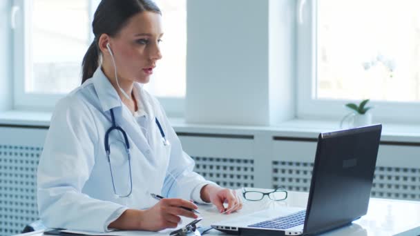 Professionelle Ärzte, die im Krankenhausbüro arbeiten, führen Telefonkonferenzen durch. Medizin, Gesundheitswesen und Online-Beratung.