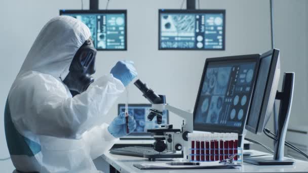 Kutatólaboratóriumban Dolgozó Tudós Védőruhában Maszkban Laboratóriumi Felszereléssel Mikroszkópok Kémcsövek Coronavirus — Stock videók