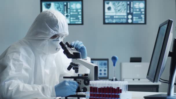 Ученый Защитных Костюмах Масках Работающий Лаборатории Использованием Лабораторного Оборудования Микроскопы — стоковое видео