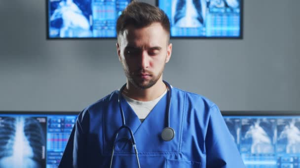 コンピュータ技術を使用して病院のオフィスで働く専門医 心臓学 医療の概念 — ストック動画