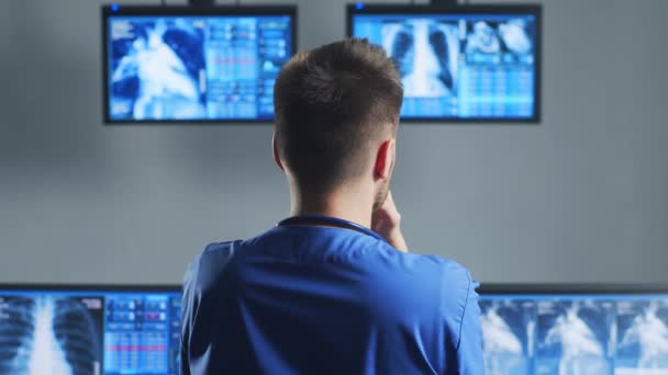 Επαγγελματίας Ιατρός Που Εργάζεται Νοσοκομειακό Γραφείο Χρησιμοποιώντας Τεχνολογία Υπολογιστών Ιατρική — Αρχείο Βίντεο