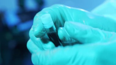 Kan ve virüslü laboratuvar tüpleri. Hastanedeki bilimsel laboratuvara yakın çekim. Salgın hastalıklar, sağlık hizmetleri, aşı araştırmaları ve Coronavirus 2019-ncov test konsepti.