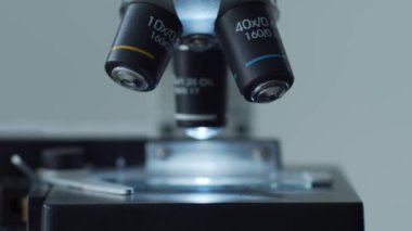 Bilimsel mikroskoba yakın çekim. Hastanede bir laboratuvar. Salgın hastalıklar, sağlık hizmetleri, aşı araştırmaları ve Coronavirus 2019-ncov test konsepti.