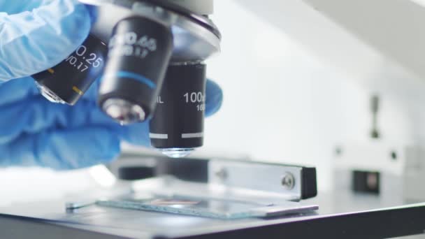 Microscopio Scientifico Primo Piano Laboratorio Malattia Pandemica Assistenza Sanitaria Ricerca — Video Stock