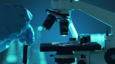 Bilimsel laboratuvar yakın plan. Salgın hastalıklar, sağlık hizmetleri, aşı araştırmaları ve Coronavirus covid-19 test konsepti.