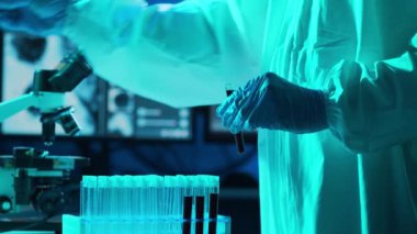 Koruma giysisindeki bilim adamları araştırma laboratuarında antiseptik sabunla ellerini yıkıyorlar. Coronavirus 2019-ncov tehlikesi, ilaç keşfi, bakteriyoloji ve virüs bilimi konsepti.