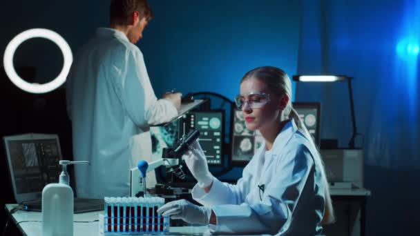 Medizinische Wissenschaftler Arbeiten Labor Doktor Lehrt Praktikanten Blutanalysen Durchzuführen Laborwerkzeuge — Stockvideo