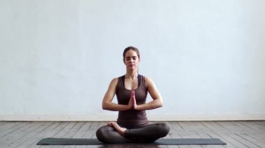 Sınıfta yoga yapan genç ve formda bir kadın. Gün ışığında esneme egzersizi. Spor, spor, sağlık hizmetleri ve yaşam tarzı kavramları.