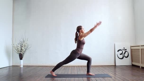 Mulher Jovem Apto Praticando Ioga Interior Classe Exercício Alongamento Luz — Vídeo de Stock