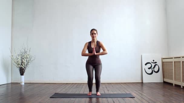 Молодая Здоровая Женщина Практикует Йогу Помещении Класса Растяжка Дневном Свете — стоковое видео