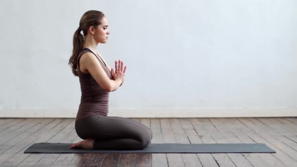 Mujer Joven Forma Practicando Yoga Interiores Clase Ejercicio Estiramiento Luz — Vídeo de stock