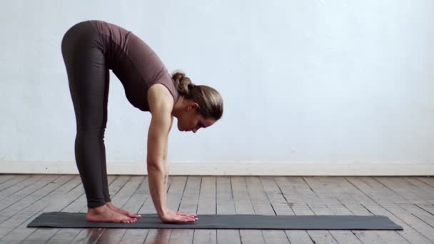Jonge Fitte Vrouw Die Yoga Indoor Beoefent Klas Uitrekken Oefening — Stockvideo