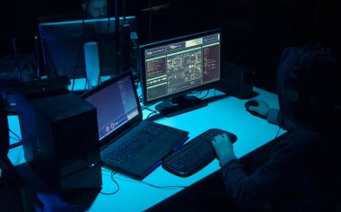 Bilgisayar korsanları birden fazla bilgisayar kullanarak sunucuyu kırıyor ve virüslü fidye virüsü kullanıyor. Siber suçlar, bilgi teknolojisi, posta düzenleme kavramı.