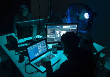 İnternet dolandırıcılığı, darknet, veri hırsızlığı, siber suç konsepti. Hükümet sunucusuna hackerlar saldırdı. Tehlikeli suçlular bodrumda virüs programları kodluyorlar..