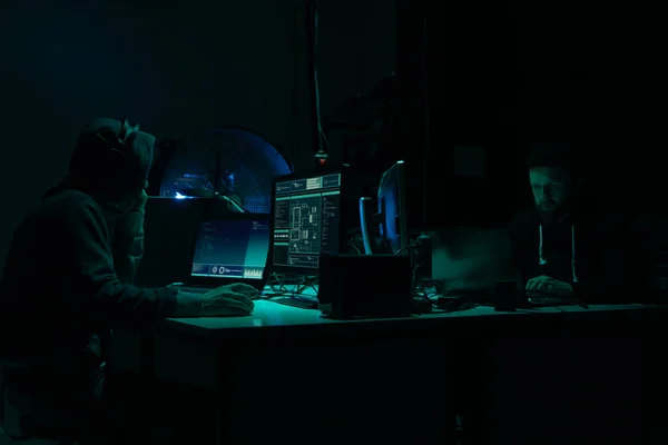 Hacker knacken Server mit mehreren Computern und infizierter Viren-Ransomware. Cyberkriminalität, Informationstechnologie, Phishing-Mail-Konzept. — Stockbild Hacker Knacken Server Mit Mehreren Computern Und Infizierter Viren Ransomware — Stockfoto