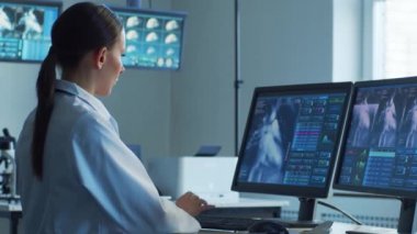 Hastane ofisinde çalışan profesyonel tıp doktorları bilgisayar araştırması yapıyor. Tıp, sağlık ve kardiyoloji teknolojisi kavramı.