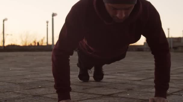 Genç Adam Dışarıda Akşam Eğitimi Alıyor Şehir Günbatımı Geçmişi Spor — Stok video