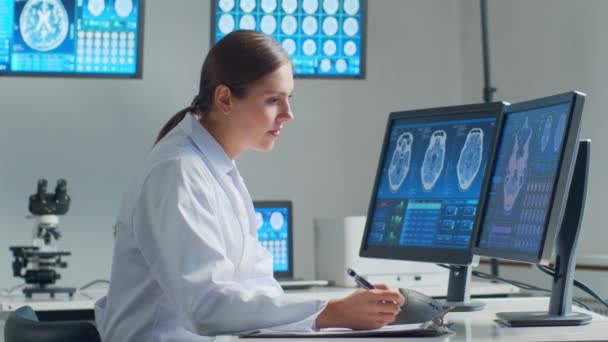 Médecin Professionnel Travaillant Dans Bureau Hôpital Utilisant Technologie Informatique Médecine — Video