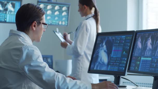Профессиональные Врачи Работающие Больничном Офисе Проводят Компьютерные Исследования Концепция Медицины — стоковое видео