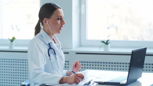 Professionelle Ärzte Die Krankenhausbüro Arbeiten Führen Telefonkonferenzen Durch Medizin Gesundheitswesen — Stockvideo