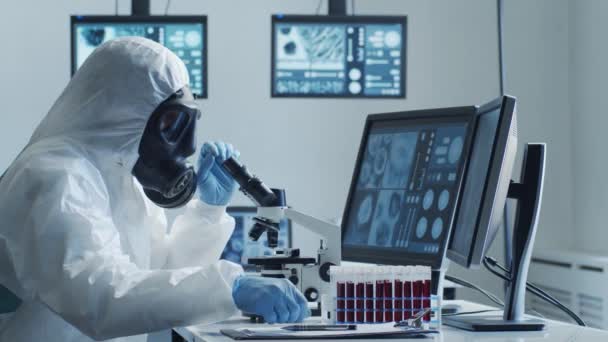 보호용 마스크를 과학자들은 실험실 현미경 시험관등을 사용하여 실험실에서 일하고 코로나 — 비디오