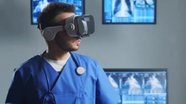 VR teknolojisi kullanarak hastane ofisinde çalışan profesyonel tıp doktoru. Tıp, sanal gerçeklik ve sağlık hizmeti kavramı.