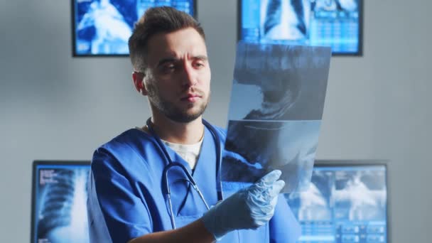 Médico Profesional Que Trabaja Oficina Del Hospital Utilizando Tecnología Informática — Vídeo de stock