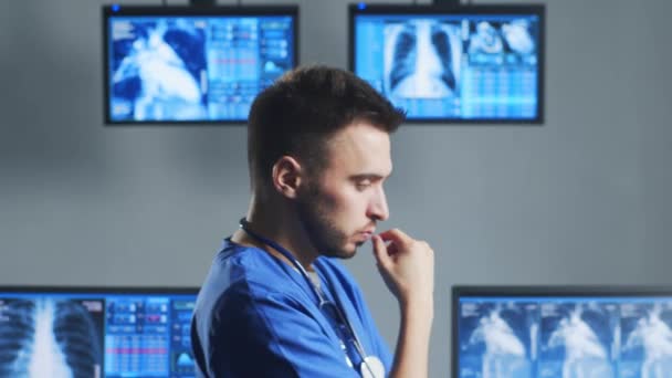 Médecin Professionnel Travaillant Dans Bureau Hôpital Utilisant Technologie Informatique Médecine — Video