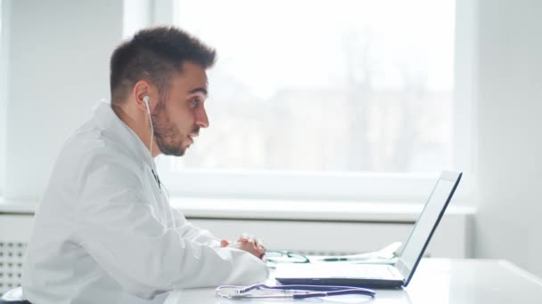 Médico Profesional Que Trabaja Oficina Del Hospital Utilizando Tecnología Informática — Vídeo de stock