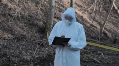 Ormanda çalışan adli tıp uzmanı. Polis kriminalistleri kanıt topluyor ve suç soruşturması yapıyor. Suç mahalli konsepti.