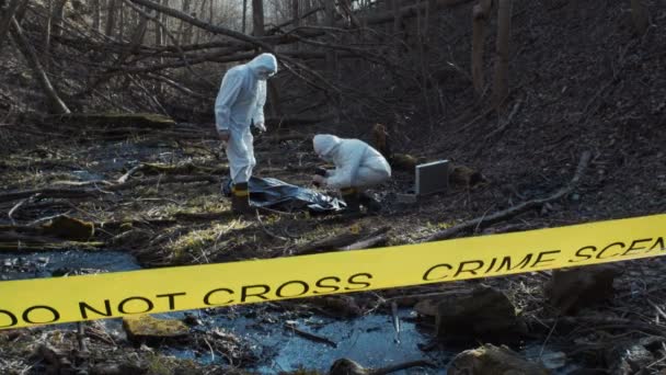 Especialista Forense Trabalhar Floresta Criminalistas Polícia Recolhem Provas Fazem Investigações — Vídeo de Stock