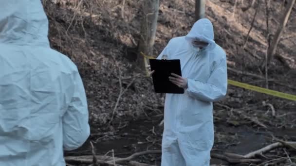 Especialista Forense Trabajando Bosque Criminalistas Policiales Recogiendo Pruebas Haciendo Investigación — Vídeos de Stock