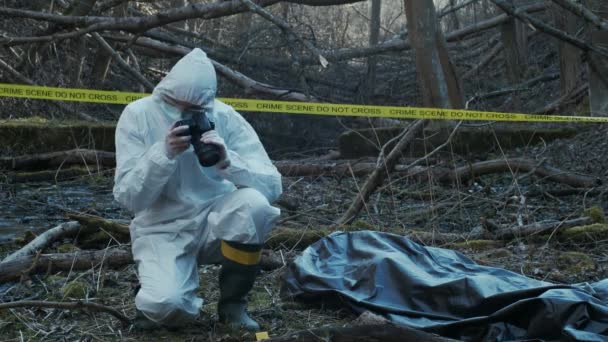 侦探在犯罪现场搜集证据 提供专门知识的法医专家 警察和森林调查 — 图库视频影像