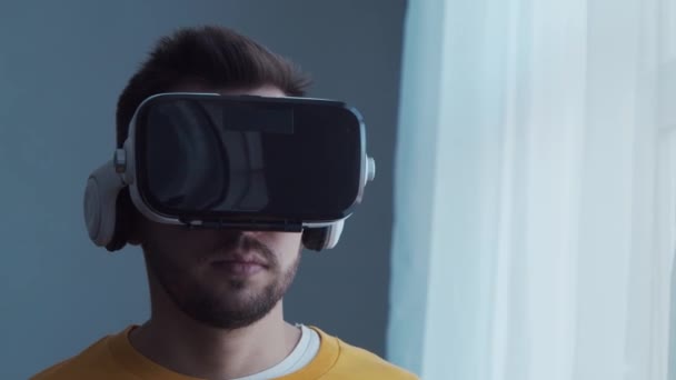 一个戴着虚拟现实头盔的男人的画像 人的脸在Vr护目镜在家里 互联网 游戏和网络模拟概念 — 图库视频影像