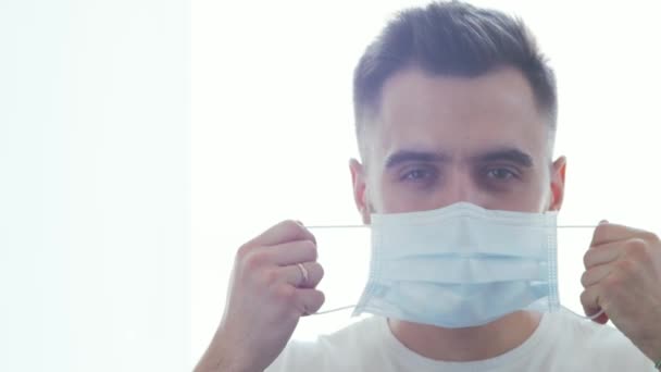 Retrato Hombre Barbudo Joven Emocional Máscara Médica Protección Covid19 Pandemia — Vídeo de stock