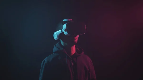 Portret Van Een Man Met Een Virtual Reality Helm Verkregen — Stockfoto